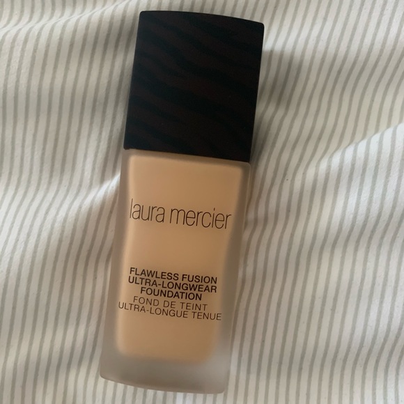 Laura Mercier Foundation in 2N2 Linen - Picture 2 of 5